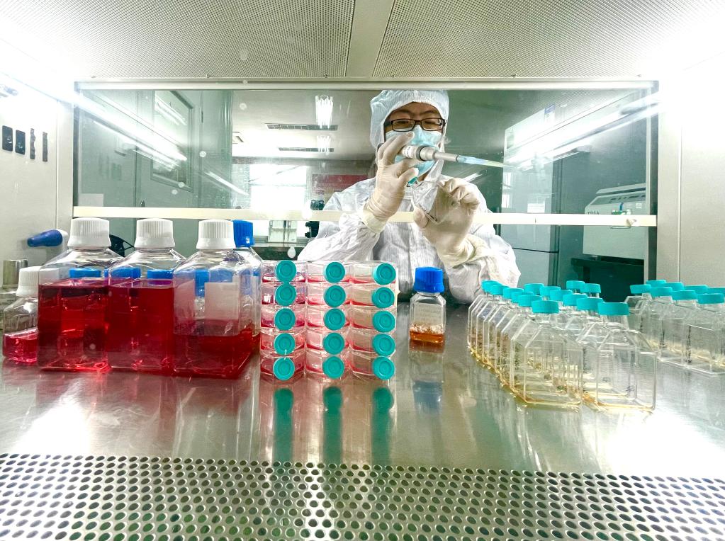 新生小牛血清 新冠疫苗研发中的隐形功臣——从细胞技术视角解析